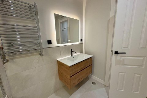 Huoneisto myytävänä Madrid, Espanja, 2 makuuhuonetta, 111 m2 No. 165934 - kuva 25