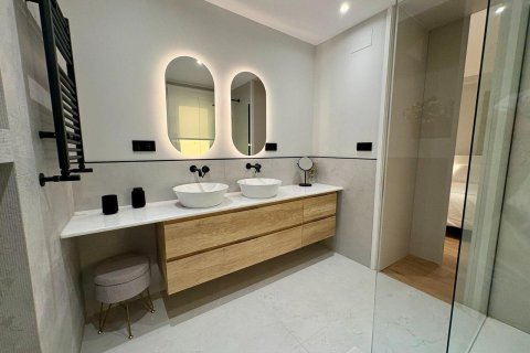 Huoneisto myytävänä Madrid, Espanja, 2 makuuhuonetta, 111 m2 No. 165934 - kuva 14