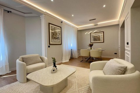 Huoneisto myytävänä Madrid, Espanja, 2 makuuhuonetta, 111 m2 No. 165934 - kuva 2