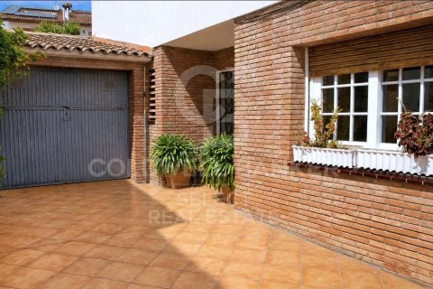 House à Vilassar de Dalt, Barcelona, Espagne 4 chambres, 189 m2 No. 178690