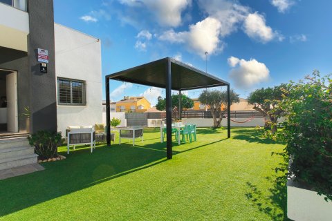 Radhus till salu i Torrevieja, Alicante, Spanien 2 sovrum, 81 kvm. Nr. 155056 - foto 2