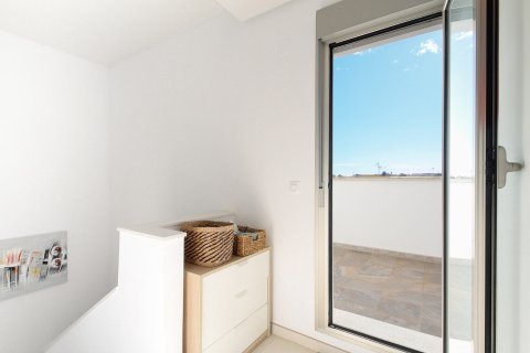 Radhus till salu i Torrevieja, Alicante, Spanien 2 sovrum, 81 kvm. Nr. 155056 - foto 28