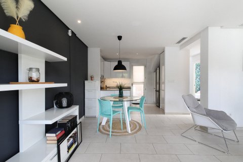 Radhus till salu i Torrevieja, Alicante, Spanien 2 sovrum, 81 kvm. Nr. 155056 - foto 17