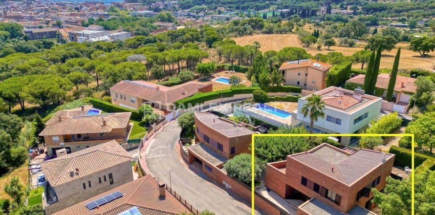 Villa à Sant Feliu de Guixols, Girona, Espagne 4 chambres, 236 m2 No. 177027