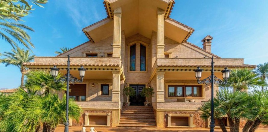 Villa in Alicante, Spain 4 bedrooms, 837 sq.m. No. 190051
