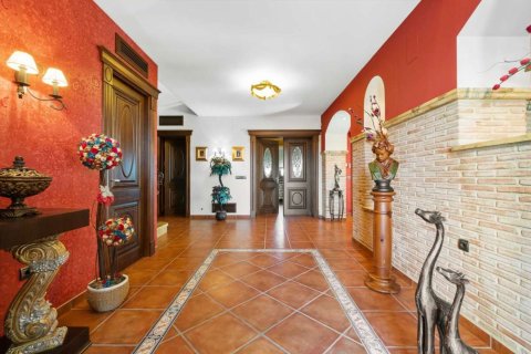 Villa for sale in Alicante, Spain 4 bedrooms, 837 sq.m. No. 190051 - photo 9