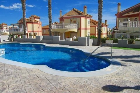 Villa en venta en Torrevieja, Alicante, España 3 dormitorios, 120 m2 No. 164450 - foto 2