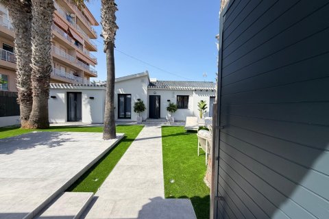 Villa à vendre à Torrevieja, Alicante, Espagne, 4 chambres, 103 m2 No. 193306 - photo 3