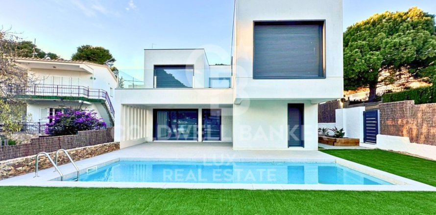 Villa in Llanca, Girona, Spain 5 bedrooms, 289 sq.m. No. 160245