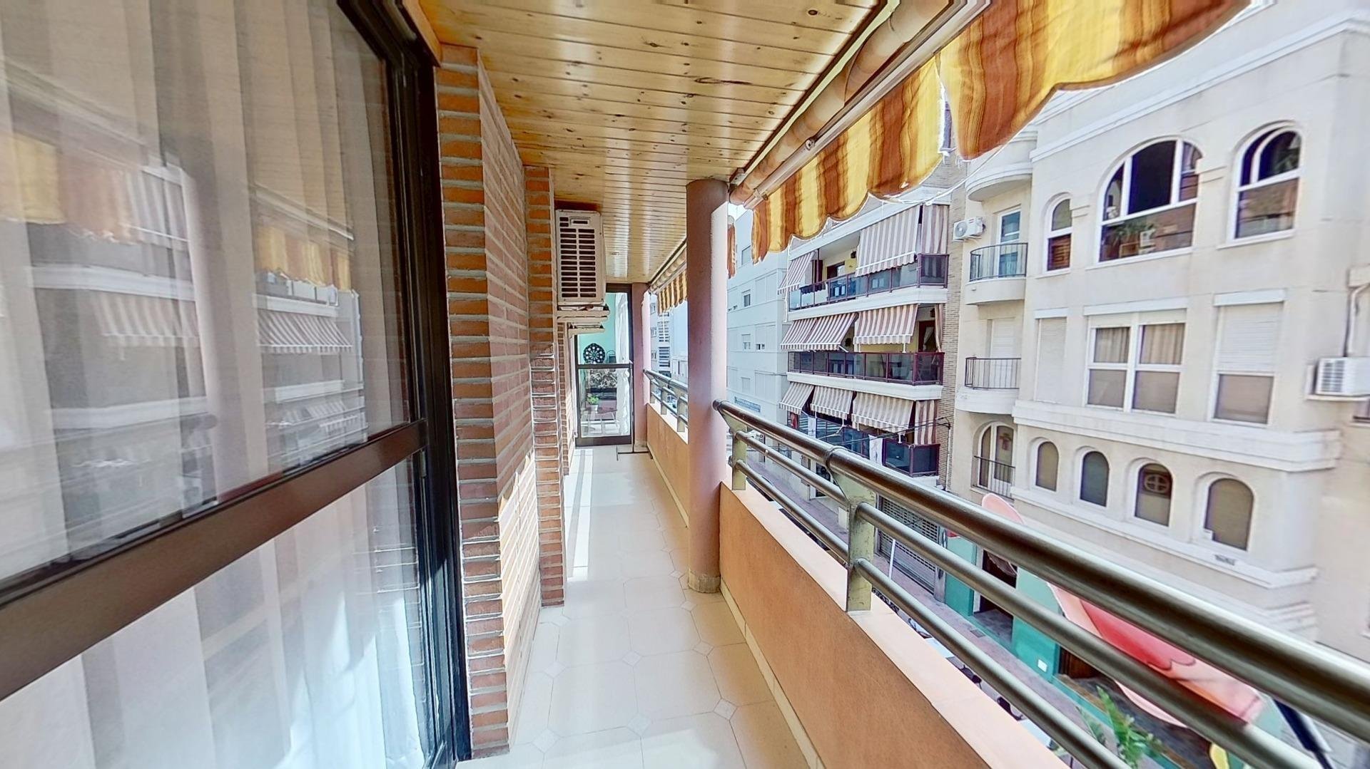 Apartment à Torrevieja, Alicante, Espagne 4 chambres, 117 m2 No. 182714