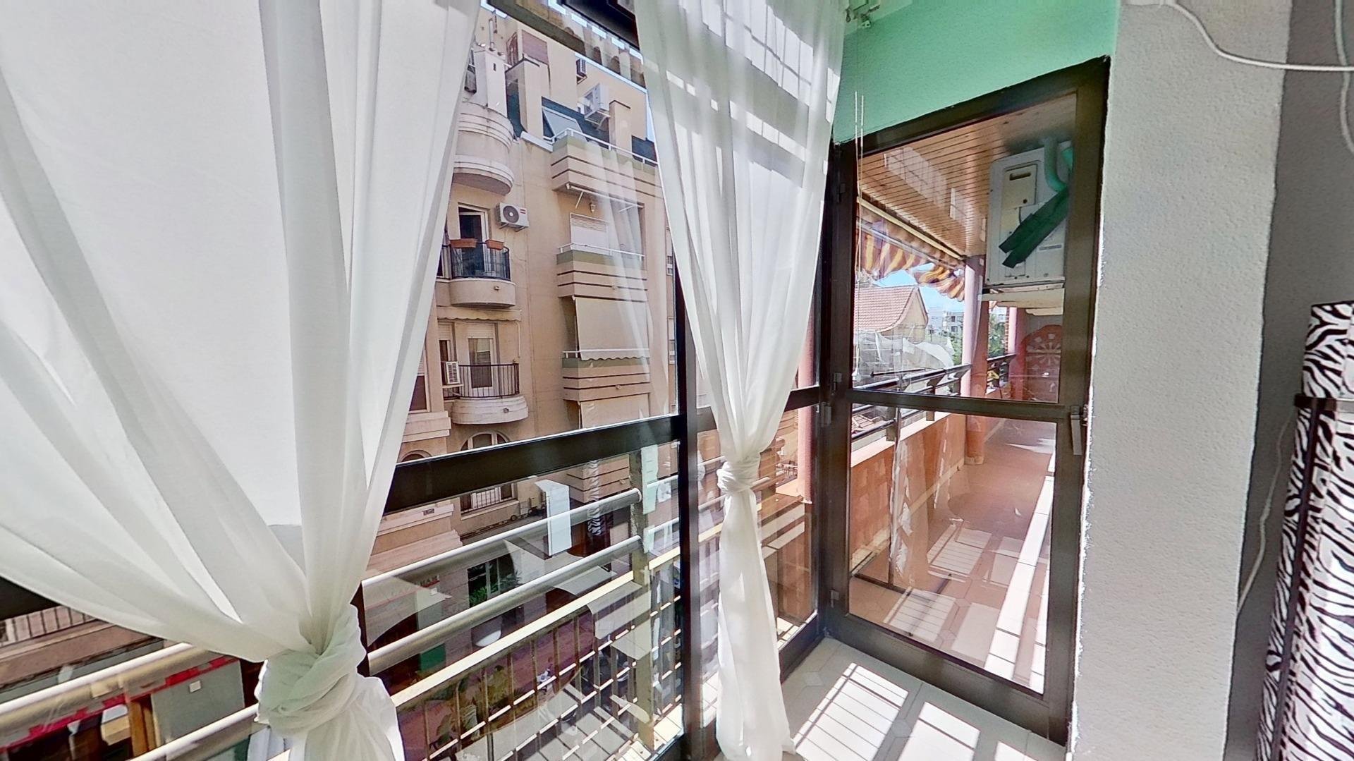 Apartment à Torrevieja, Alicante, Espagne 4 chambres, 117 m2 No. 182714