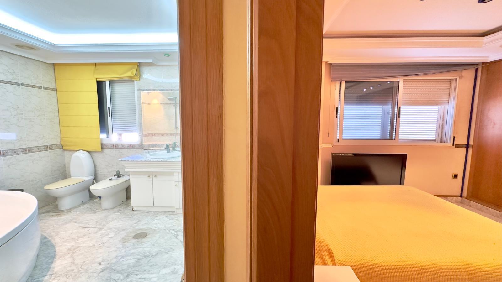 Appartamento a Torrevieja, Alicante, Spagna 2 camere da letto, 195 mq. N° 155630