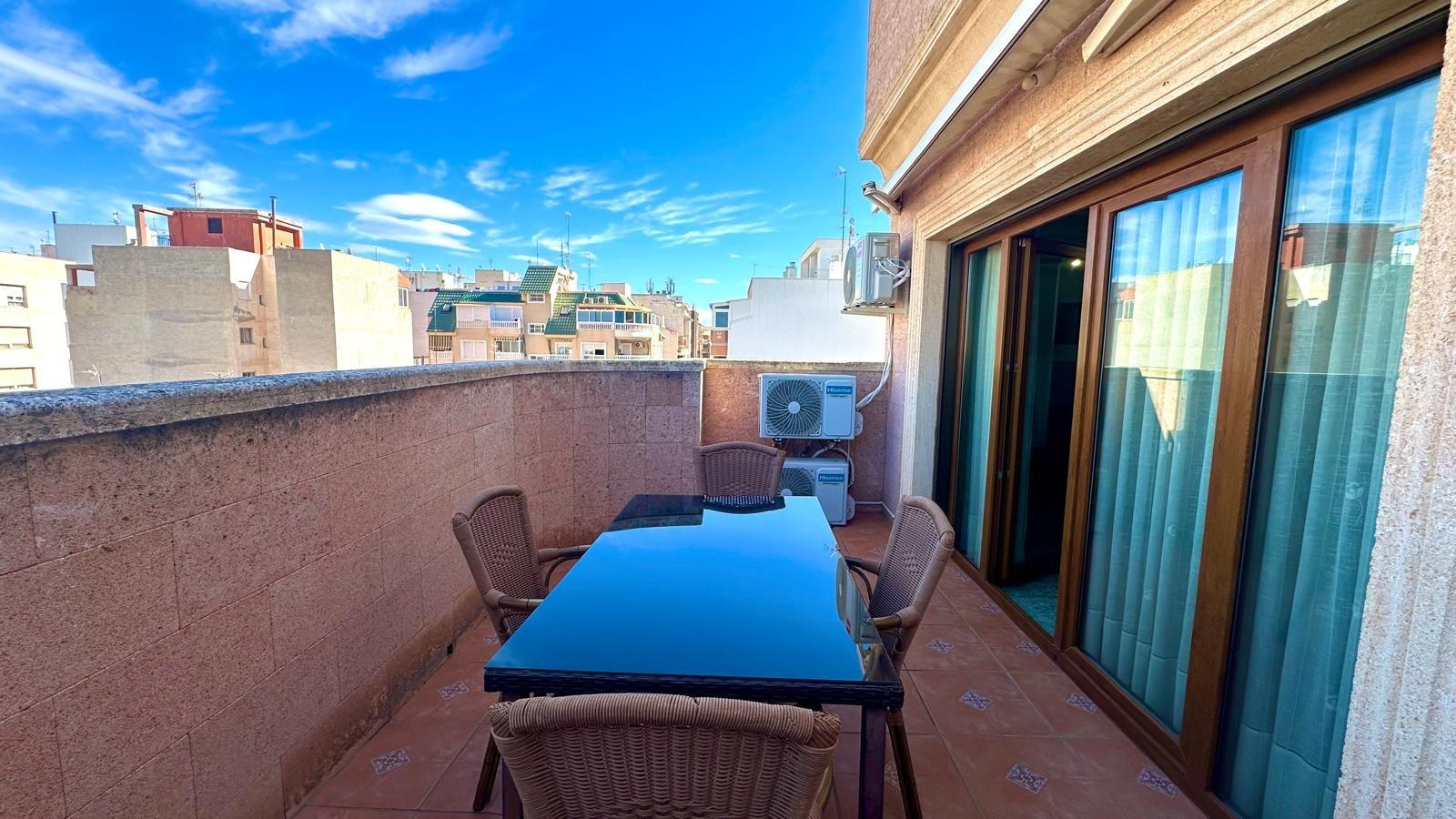 Apartment à Torrevieja, Alicante, Espagne 2 chambres, 98 m2 No. 155632