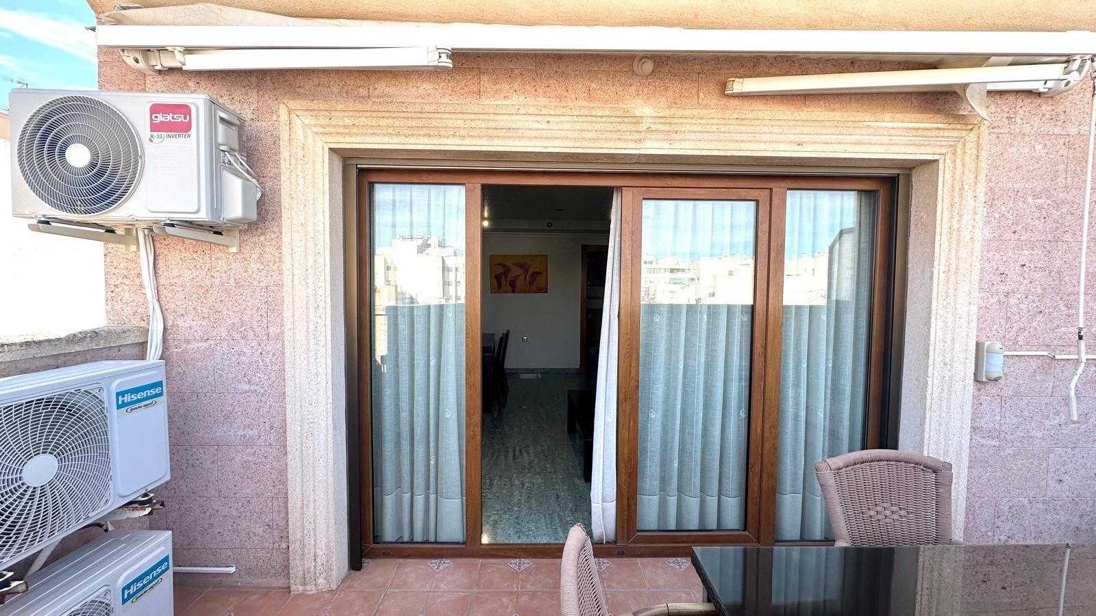 Apartment à Torrevieja, Alicante, Espagne 2 chambres, 98 m2 No. 155632