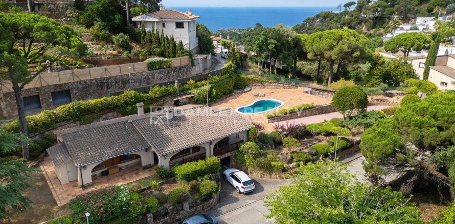 Villa in Lloret de Mar, Girona, Spain 4 bedrooms, 250 sq.m. No. 177013