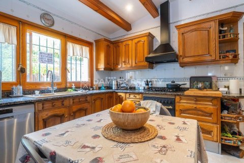 Villa for sale in Lloret de Mar, Girona, Spain 4 bedrooms, 250 sq.m. No. 177013 - photo 16