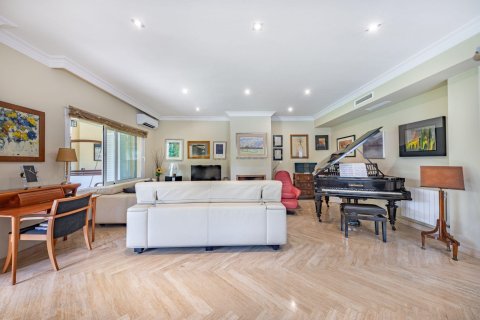 Talo myytävänä Cabrils, Barcelona, Espanja, 4 makuuhuonetta, 306.14 m2 No. 191100 - kuva 13