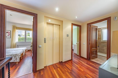 Talo myytävänä Cabrils, Barcelona, Espanja, 4 makuuhuonetta, 306.14 m2 No. 191100 - kuva 16