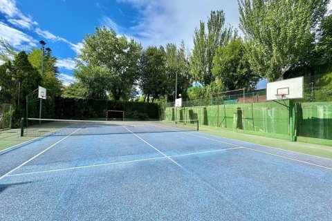 Duplex for sale in Madrid, Spain 4 bedrooms, 250 sq.m. No. 143126 - photo 19