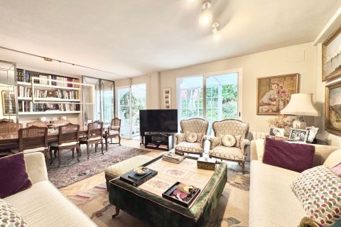 Duplex for sale in Madrid, Spain 4 bedrooms, 250 sq.m. No. 143126 - photo 3