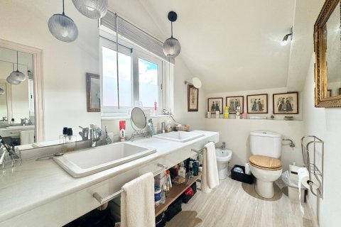 Duplex for sale in Madrid, Spain 4 bedrooms, 250 sq.m. No. 143126 - photo 15