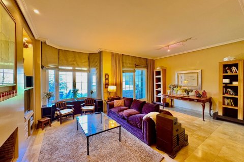 Duplex for sale in Madrid, Spain 4 bedrooms, 250 sq.m. No. 143127 - photo 7