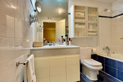 Duplex for sale in Madrid, Spain 4 bedrooms, 250 sq.m. No. 143127 - photo 16