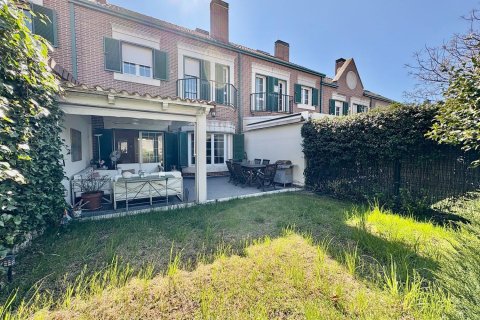 Duplex for sale in Madrid, Spain 4 bedrooms, 250 sq.m. No. 143127 - photo 19