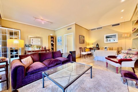 Duplex for sale in Madrid, Spain 4 bedrooms, 250 sq.m. No. 143127 - photo 6