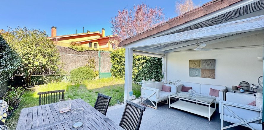 Duplex in Madrid, Spain 4 bedrooms, 250 sq.m. No. 143127