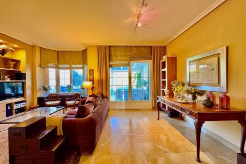 Duplex for sale in Madrid, Spain 4 bedrooms, 250 sq.m. No. 143127 - photo 4