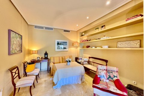 Duplex for sale in Madrid, Spain 4 bedrooms, 250 sq.m. No. 143127 - photo 11