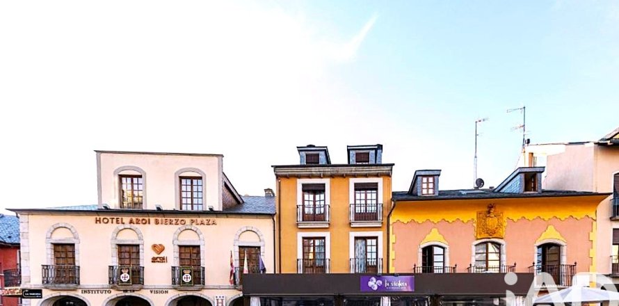 Hotel in Ponferrada, Leon, Spain 34 bedrooms, 2800 sq.m. No. 172212