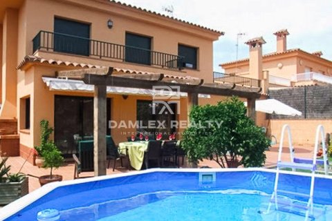 Villa for sale in Lloret de Mar, Girona, Spain 5 bedrooms, 379 sq.m. No. 177114 - photo 2