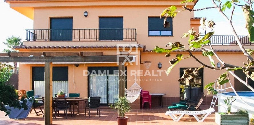 Villa in Lloret de Mar, Girona, Spain 5 bedrooms, 379 sq.m. No. 177114