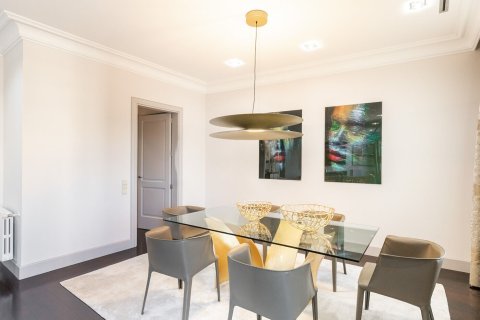 Apartament w Barcelona, Hiszpania 4 sypialnie, nr 141039 – zdjęcie 3