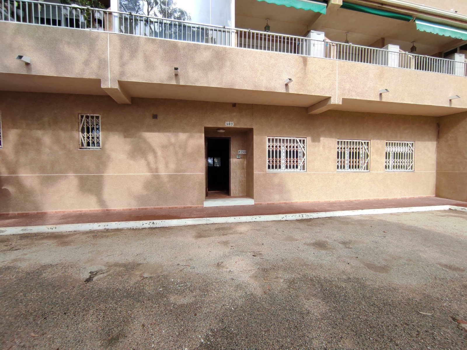 Propiedad comercial en Guardamar del Segura, Alicante, España 4 dormitorios, 175 m2 No. 183914