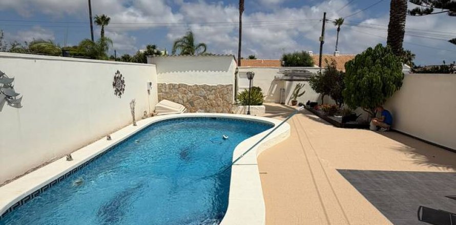 Villa en Cabo Roig, Alicante, España 2 dormitorios, 85 m2 No. 192005