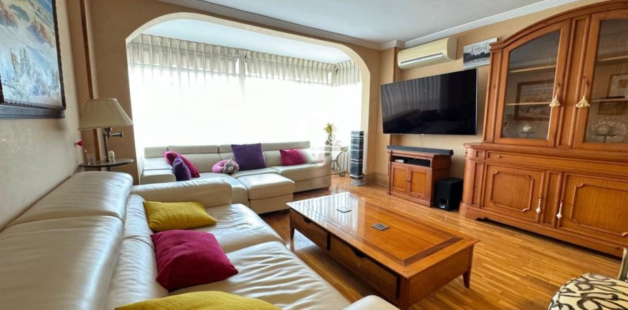 Appartamento a Alicante, Spagna 3 camere da letto, 118 mq. N° 180108