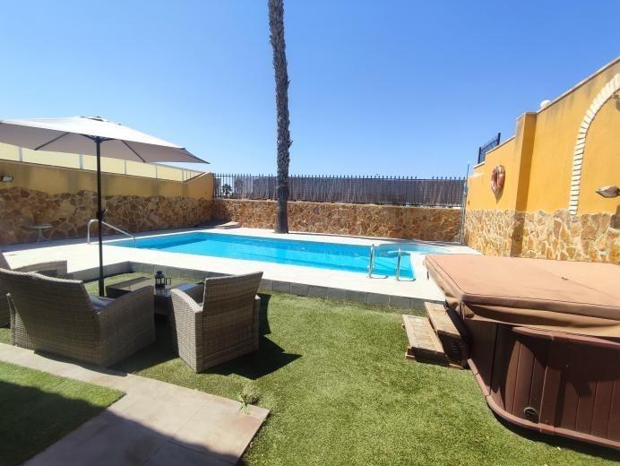 Villa i Torrevieja, Alicante, Spanien 6 sovrum, 400 kvm. Nr. 113139