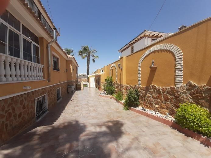 Villa i Torrevieja, Alicante, Spanien 6 sovrum, 400 kvm. Nr. 113139