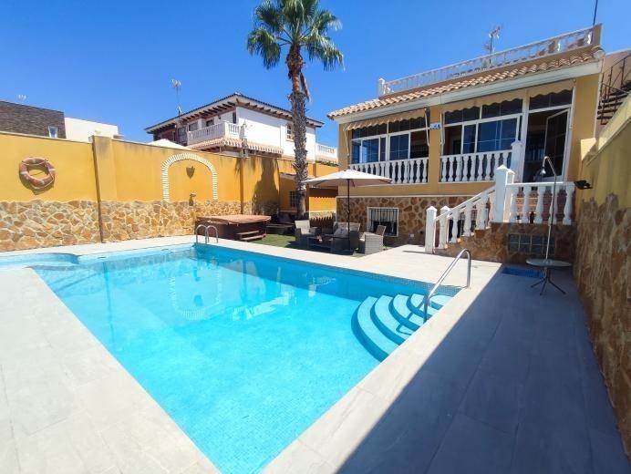 Villa i Torrevieja, Alicante, Spanien 6 sovrum, 400 kvm. Nr. 113139