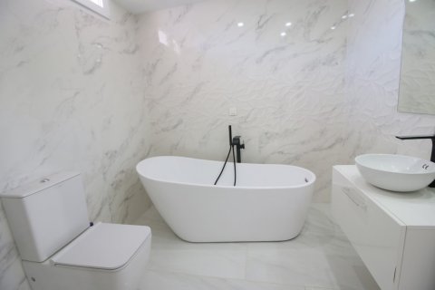 Apartment for sale in La Torre, Alicante, Spain 4 bedrooms, 330 sq.m. No. 165071 - photo 19