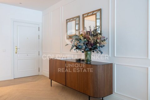 Apartment for sale in Madrid, Spain 4 bedrooms, 307 sq.m. No. 157771 - photo 3