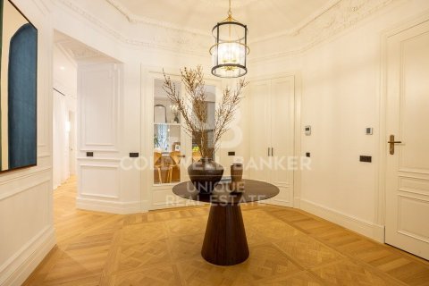 Apartment for sale in Madrid, Spain 4 bedrooms, 307 sq.m. No. 157771 - photo 4