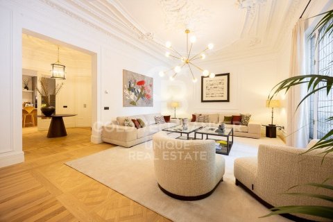 Apartment for sale in Madrid, Spain 4 bedrooms, 307 sq.m. No. 157771 - photo 2
