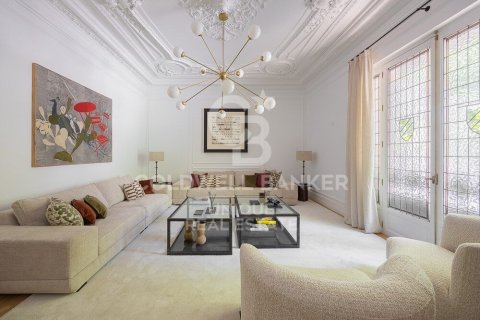 Apartment for sale in Madrid, Spain 4 bedrooms, 307 sq.m. No. 157771 - photo 30