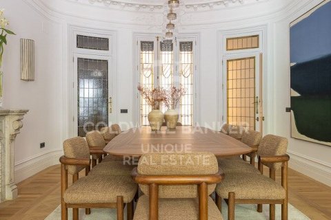 Apartment for sale in Madrid, Spain 4 bedrooms, 307 sq.m. No. 157771 - photo 9