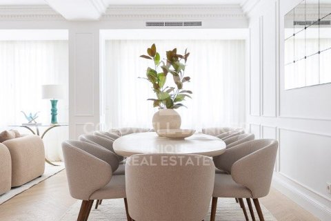 Apartment for sale in Madrid, Spain 4 bedrooms, 307 sq.m. No. 157771 - photo 4
