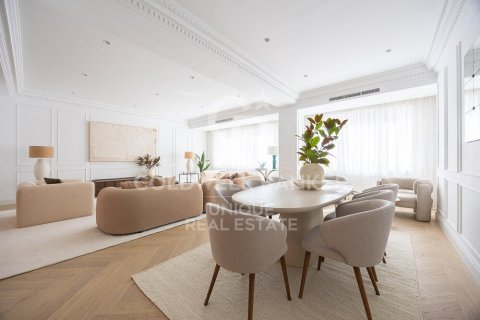 Apartment for sale in Madrid, Spain 4 bedrooms, 307 sq.m. No. 157771 - photo 5